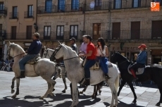 Foto 4 - Un centenar de caballistas marcha contra la prohibición de acceder al centro histórico