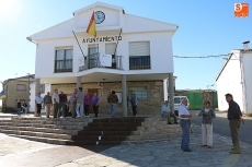 Foto 4 - Un grupo de vecinos se concentra a la puerta del Ayuntamiento en apoyo al secretario
