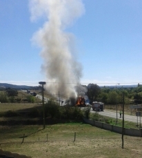 Foto 6 - Arde un camión cargado de paja en la carretera de Ituero a Puebla de Azaba