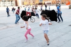 Foto 6 - Cuentacuentos, pasacalles y bocadillo solidario marcan la jornada de la fiestas de Avesal