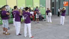 Foto 4 - Cuentacuentos, pasacalles y bocadillo solidario marcan la jornada de la fiestas de Avesal