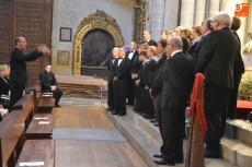 Foto 4 - El Coro Vetusta de Oviedo anima la mañana en la Catedral de Santa María