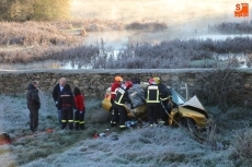 Foto 6 - Una espectacular colisión en el puente de Alba acaba con un coche en la ribera