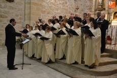 Foto 4 - Los villancicos de la Coral Dámaso Ledesma anuncian la llegada de la Navidad