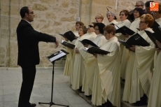 Foto 3 - Los villancicos de la Coral Dámaso Ledesma anuncian la llegada de la Navidad