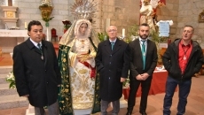 Foto 3 - Nuestra Señora de la Esperanza recibe el cariño de cientos de fieles durante su besamanos
