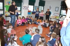Foto 4 - Niños y mayores disfrutan del taller familiar de decoración navideña
