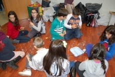 Foto 3 - Niños y mayores disfrutan del taller familiar de decoración navideña