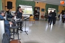 Foto 5 - Animada tarde de baile en la Residencia Mixta con ‘Sabor a Fresa’