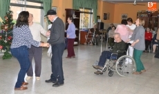 Foto 3 - Animada tarde de baile en la Residencia Mixta con ‘Sabor a Fresa’