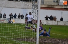 Foto 4 - El cielo se puso a descargar&hellip; y un partido que ten&iacute;a un correcto 0-0 se resquebraj&oacute;