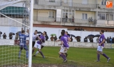 Foto 3 - El cielo se puso a descargar&hellip; y un partido que ten&iacute;a un correcto 0-0 se resquebraj&oacute;