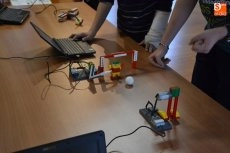 Foto 6 - El Espacio i se estrena con la sesi&oacute;n de demostraci&oacute;n del taller de rob&oacute;tica