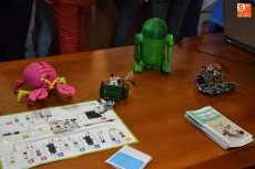 Foto 5 - El Espacio i se estrena con la sesi&oacute;n de demostraci&oacute;n del taller de rob&oacute;tica