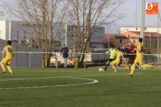 Foto 2 - El pucelano Sur vence por la m&iacute;nima al Helm&aacute;ntico en Los Cuernos