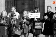 Foto 11 - Minuto de silencio en repulsa hacia la violencia machista en la Plaza Mayor