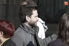 Foto 8 - Minuto de silencio en repulsa hacia la violencia machista en la Plaza Mayor
