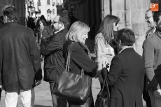 Foto 6 - Minuto de silencio en repulsa hacia la violencia machista en la Plaza Mayor