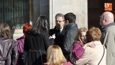 Foto 5 - Minuto de silencio en repulsa hacia la violencia machista en la Plaza Mayor