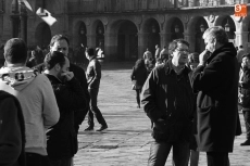 Foto 4 - Minuto de silencio en repulsa hacia la violencia machista en la Plaza Mayor
