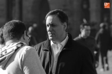 Foto 2 - Minuto de silencio en repulsa hacia la violencia machista en la Plaza Mayor