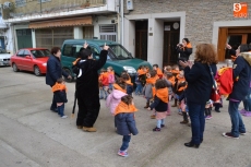 Los alumnos de la Escuela Infantil, los primeros valientes en ponerse delante del toro