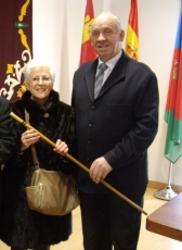 El alcalde de Villares de la Reina entrega el bastón de mando a la Águeda Mayor