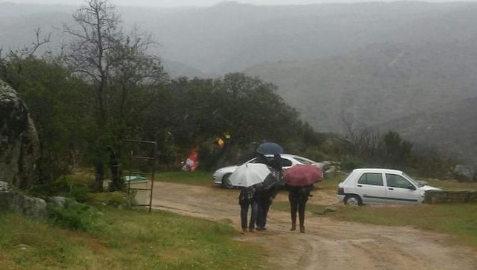 A pesar de la lluvia, en Villarino acudieron al Teso de San Cristóbal el Lunes de Pascua