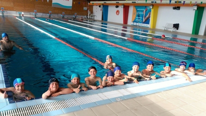 Jugadores del Ciudad Rodrigo CF cambian por unas horas el césped por la piscina  