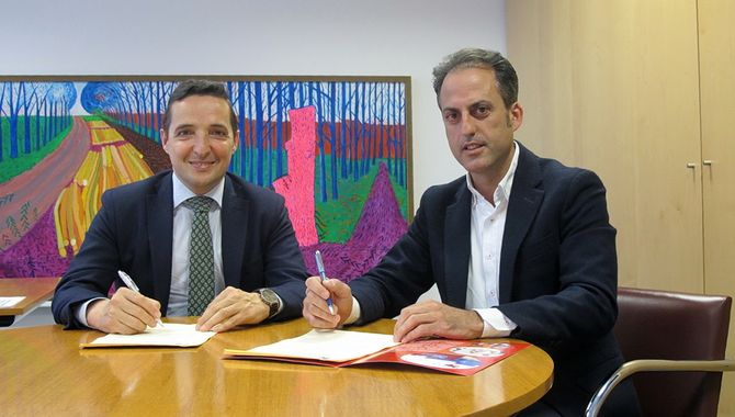 Juan Manuel Corchado, director del Parque Científico, y Fernando Martín, representante de la empresa Intropharma
