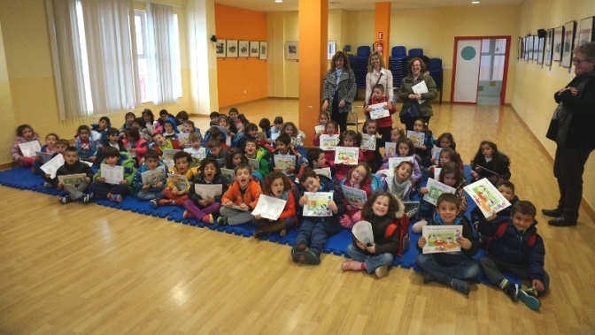 Más de 100 niños de 3 y 4 años se acercan a la lectura en el Día del Libro