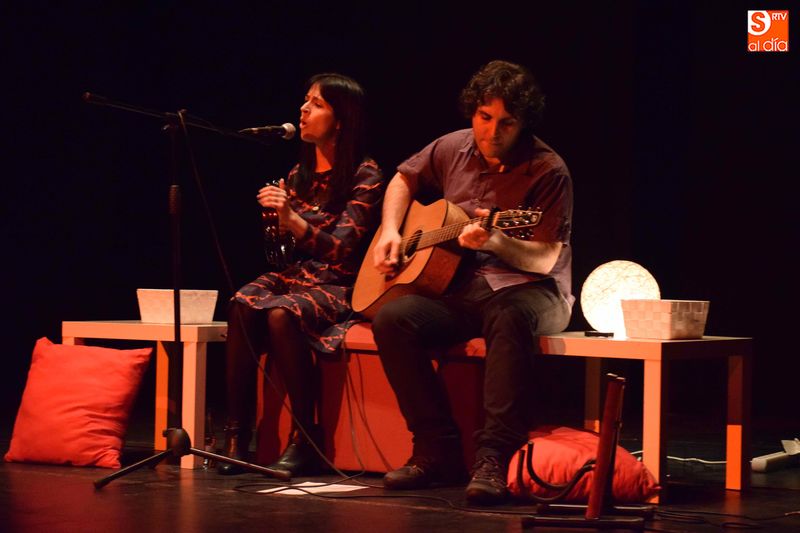 Judith González y Alberto González sobre el escenario del teatro de la villa