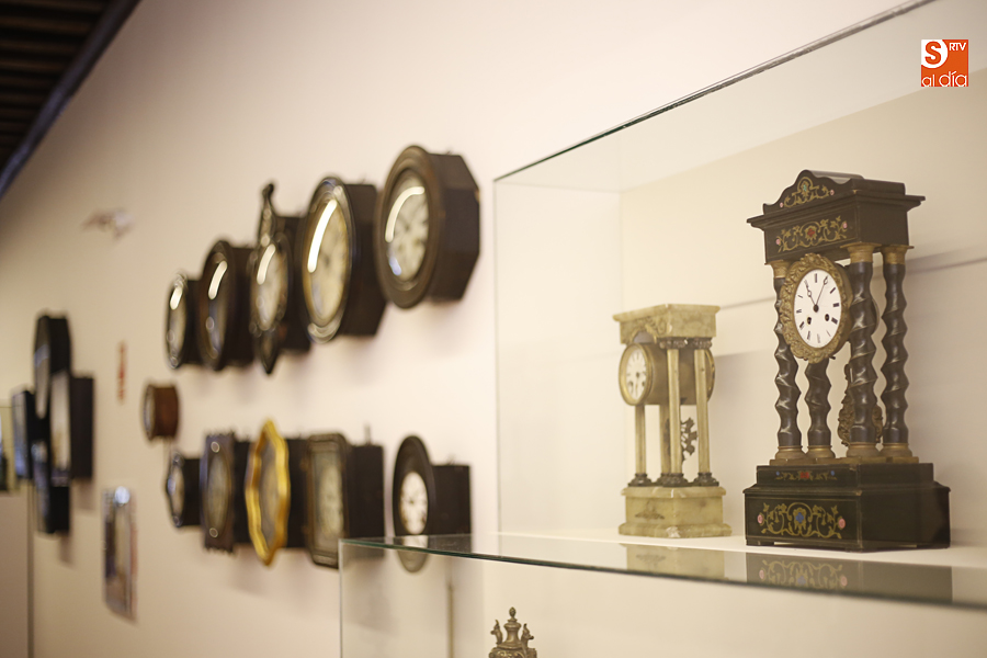 La exposición permite realizar un recorrido por la historia de la relojería a lo largo del siglo XIX y primeras décadas del siglo XX / Foto de Alejandro López