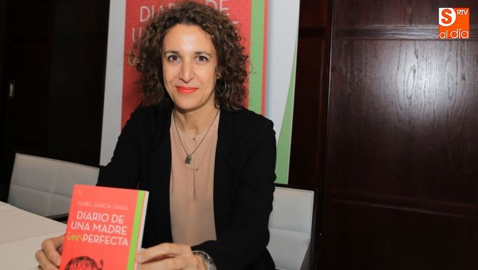 La periodista salmantina, presentando su libro en El Corte Inglés