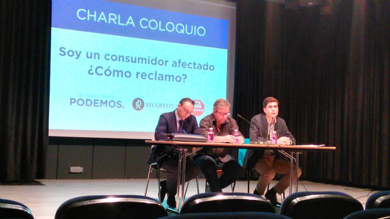 Foto 2 - Podemos debate sobre los abusos que sufren los consumidores  
