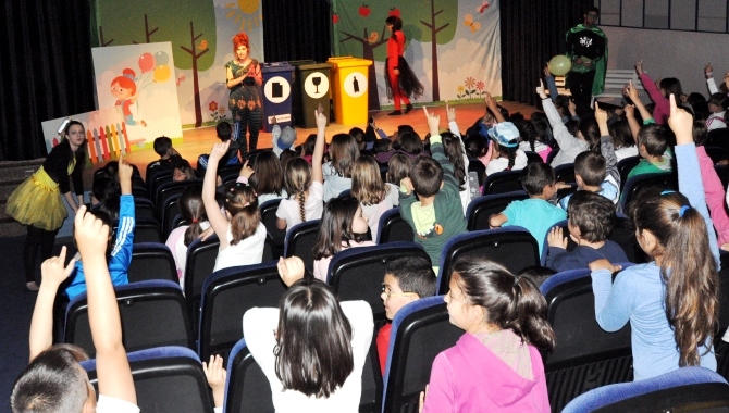 Más de 200 niños participan en divertidos talleres de reciclaje en el Auditorio Enrique de Sena