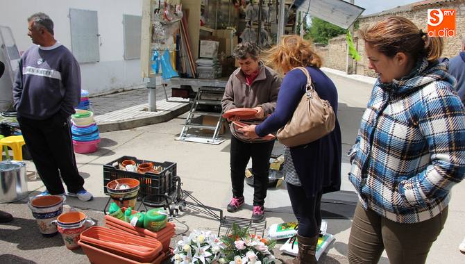 A pesar de la lluvia, el primer mercadillo del Villar de Peralonso dejó buenas sensaciones / CORRAL