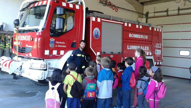 Escolares de Bañobárez y Sobradillo visitan el Parque de Bomberos de Lumbrales  