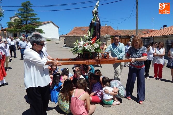 La imagen de San Pedro pasando por encima de los niños durante la procesión