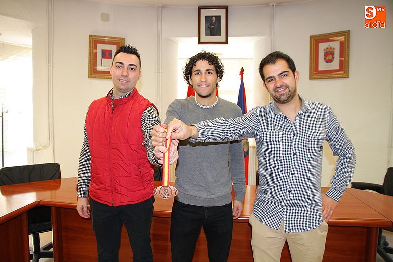 David Alejandro (centro), muestra su bronce en el Nacional, junto al presidente de VelSalamanca, Miguel Sausa y el concejal de Deportes Carlos Arasa.