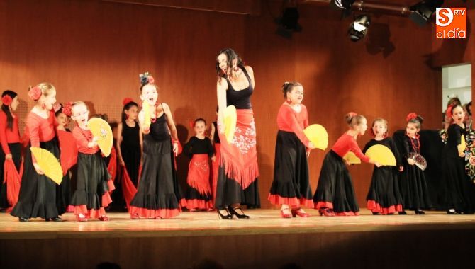 Exhibición de sevillanas, flamenco y desfile de trajes en el centro Sociocultural  