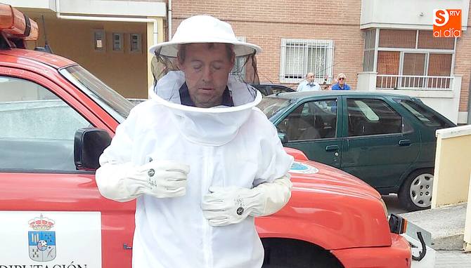Los bomberos de Vitigudino estrenaban hoy trajes de protección contra las abejas