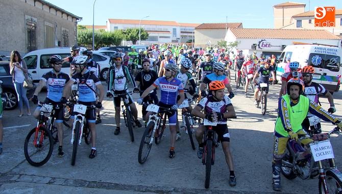 Momento de la salida de la marcha junto al Centro BTT / CORRAL