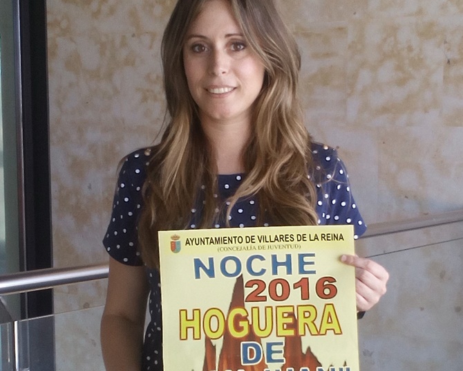 La concejala de Juventud, Ruth Sánchez, con el cartel de celebración de San Juan