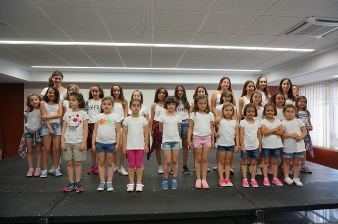 Participantes en la exhibición de la Escuela de Baile Moderno de Villares de la Reina