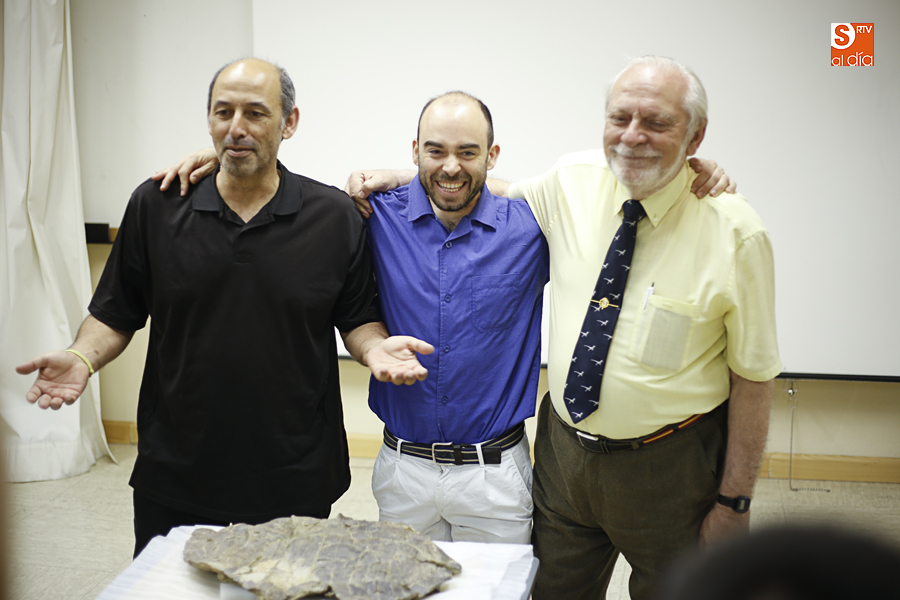 Emiliano Jiménez, profesor jubilado de la Usal, a la derecha, junto a Adán Pérez y Francisco Ortega, docentes de la Uned / Foto de Alejandro López