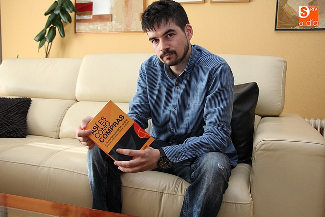 Diego Cuadrado con un ejemplar impreso de su primer libro / CORRAL