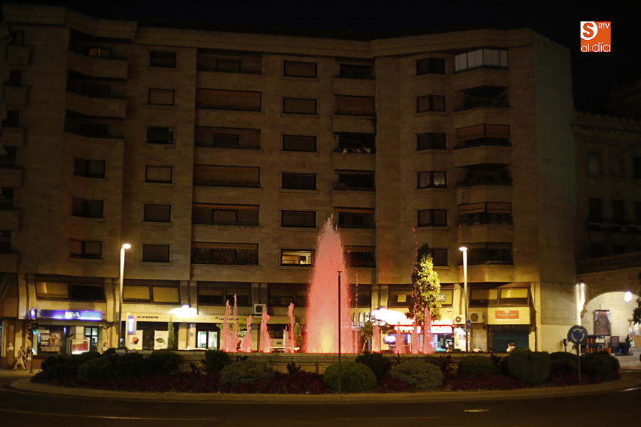 Iluminación de rojo de la fuente de la Puerta Zamora. Foto: Alex López