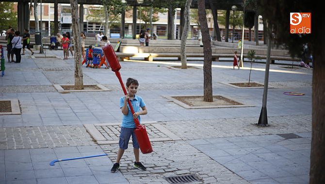 Un momento de los juegos que se organizaron en la Plaza de Barcelona (Foto de Álex López)