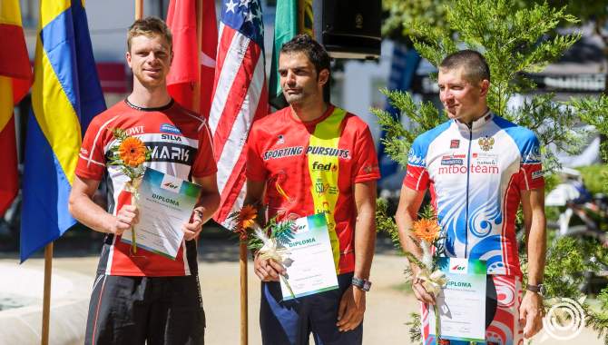 Ángel García, en el centro de la imagen, con su diploma mundialista